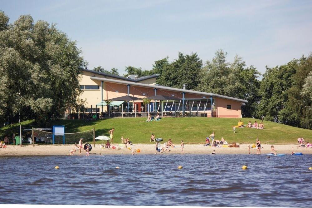 Ruime 5-Persoons Chalet Aan Het Bergumermeer Suameer Exterior foto
