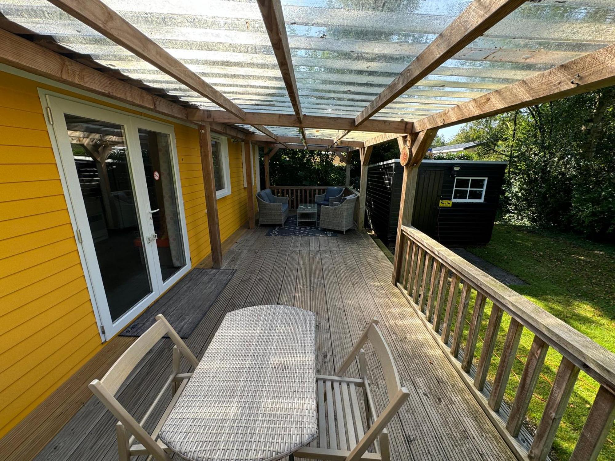 Ruime 5-Persoons Chalet Aan Het Bergumermeer Suameer Exterior foto
